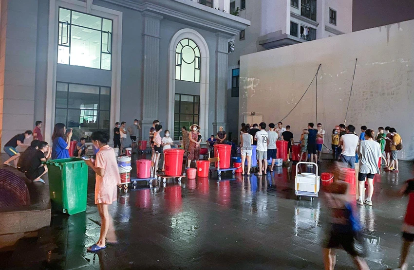 Nhiều người xếp hàng dài chờ đợi tới lượt để lấy nước sạch. Nhiều người xếp hàng dài chờ đợi tới lượt để lấy nước sạch.
