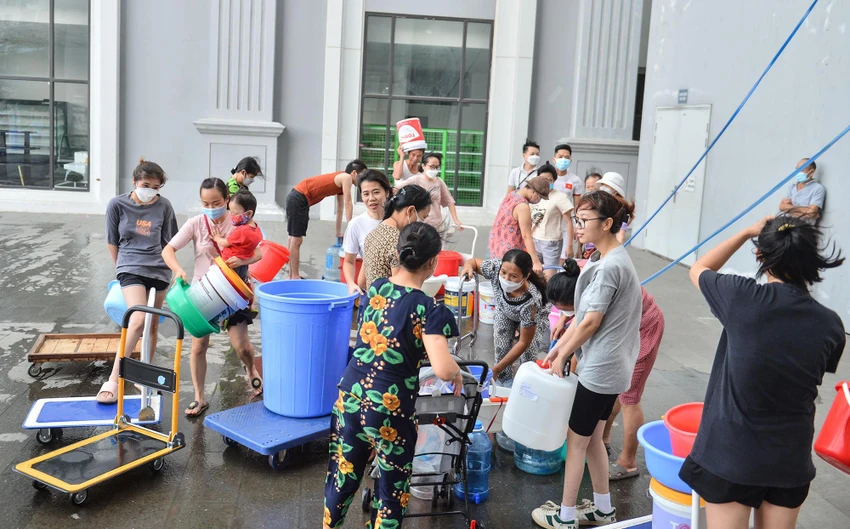Trước đó, ngày 21-9, Công ty Cổ phần Đầu tư nước sạch Sông Đà (Viwasupco) đã ký văn bản gửi các công ty, quý khách hàng về việc tạm dừng cấp nước. Theo văn bản, vào khoảng 18 giờ ngày 21-9 Công ty Viwasupco phát hiện sự việc có thể tác động ảnh hưởng tới chất lượng nước thô cấp cho Nhà máy nước Sông Đà. Để đảm bảo cấp nước an toàn, Công ty Viwasupco đã chủ động dừng nhà máy để tiến hành kiểm tra, xử lý... Trước đó, ngày 21-9, Công ty Cổ phần Đầu tư nước sạch Sông Đà (Viwasupco) đã ký văn bản gửi các công ty, quý khách hàng về việc tạm dừng cấp nước. Theo văn bản, vào khoảng 18 giờ ngày 21-9 Công ty Viwasupco phát hiện sự việc có thể tác động ảnh hưởng tới chất lượng nước thô cấp cho Nhà máy nước Sông Đà. Để đảm bảo cấp nước an toàn, Công ty Viwasupco đã chủ động dừng nhà máy để tiến hành kiểm tra, xử lý...