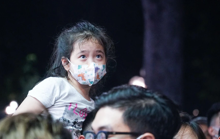 Lượng khán giả tập trung mỗi lúc một đông, nhiều trẻ nhỏ được phụ huynh vác lên vai để đảm bảo an toàn, tránh xô đẩy. Lượng khán giả tập trung mỗi lúc một đông, nhiều trẻ nhỏ được phụ huynh vác lên vai để đảm bảo an toàn, tránh xô đẩy.