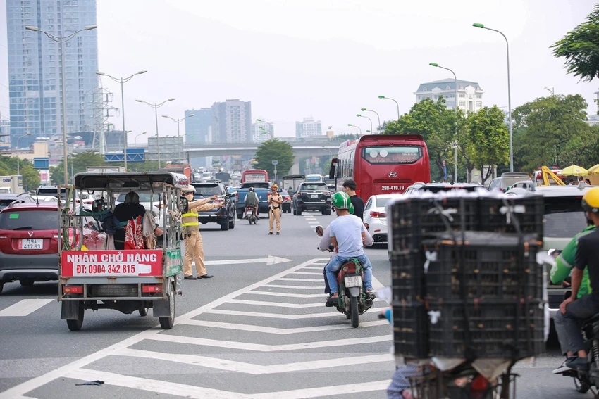 Trong ngày 26-9, rất nhiều tài xế đã cho ô tô di chuyển vào làn khẩn cấp, thậm chí một số người còn điều khiển xe máy, xe ba gác đi lên tuyến đường không dành cho phương tiện này. Trong ngày 26-9, rất nhiều tài xế đã cho ô tô di chuyển vào làn khẩn cấp, thậm chí một số người còn điều khiển xe máy, xe ba gác đi lên tuyến đường không dành cho phương tiện này.