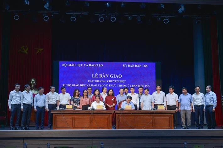 Bộ trưởng Bộ GD&amp;ĐT Nguyễn Kim Sơn và Bộ trưởng, Chủ nhiệm Ủy ban Dân tộc Hầu A Lềnh ký kết bàn giao 5 trường chuyên biệt. Ảnh CTV