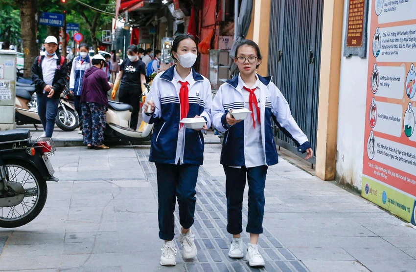 Đến lớp buổi đầu tuần, nhiều học sinh khoác lên mình bộ đồng phục mùa đông. Đến lớp buổi đầu tuần, nhiều học sinh khoác lên mình bộ đồng phục mùa đông.