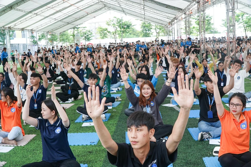 350 thí sinh cùng hàng ngàn khán giả rất hào hứng trước bước vào cuộc thi, 350 thí sinh cùng hàng ngàn khán giả rất hào hứng trước bước vào cuộc thi,