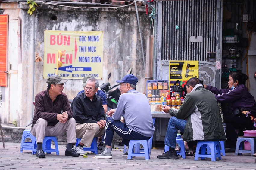 Sáng sớm, nhiều người lớn tuổi đi tập thể dụng cũng không quên khoác lên mình chiếc áo ấm dưới nền nhiệt độ thấp. Cơ quan khí tượng dự báo mùa đông năm nay có khả năng đến sớm, nhiệt độ các tháng đầu mùa có khả năng thấp hơn trung bình nhiều năm cùng thời kỳ. Sáng sớm, nhiều người lớn tuổi đi tập thể dụng cũng không quên khoác lên mình chiếc áo ấm dưới nền nhiệt độ thấp. Cơ quan khí tượng dự báo mùa đông năm nay có khả năng đến sớm, nhiệt độ các tháng đầu mùa có khả năng thấp hơn trung bình nhiều năm cùng thời kỳ.