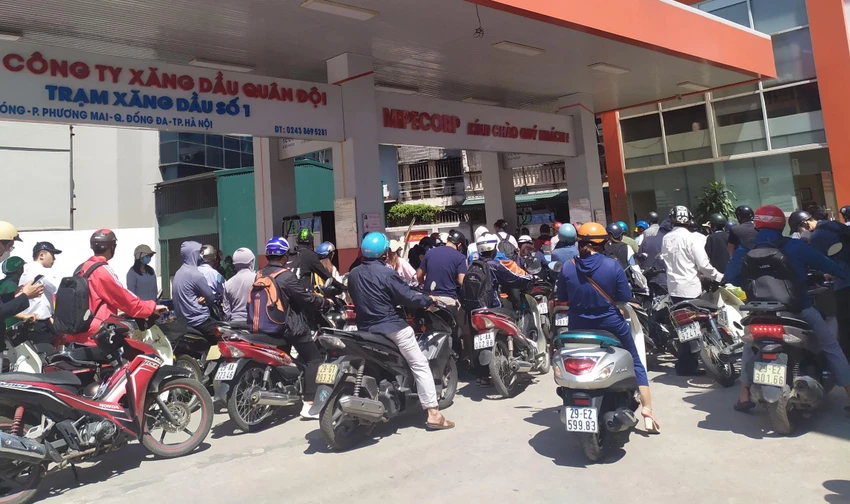 Lúc 12 giờ 30 phút, ngày 11-10, nhiều người xếp hàng dài tại cửa hàng xăng dầu trên đường Giải Phóng, dù lúc này không phải giờ cao điểm.