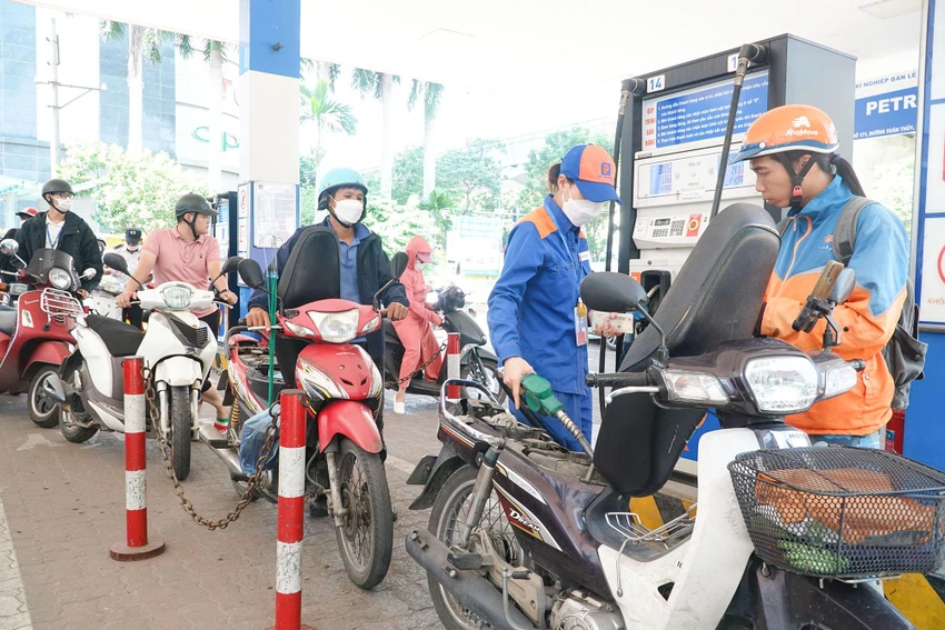 Người dân đổ xăng tại Hà Nội. Ảnh: PHI HÙNG