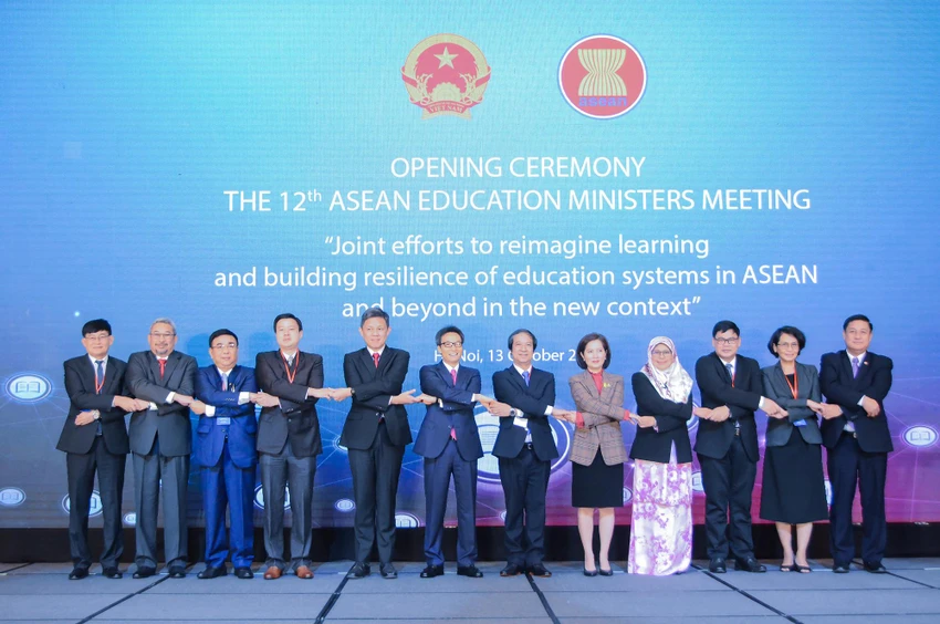 Phó Thủ tướng Vũ Đức Đam, các Bộ trưởng/Trưởng đoàn, Phó Tổng Thư ký ASEAN và một số khách mời chụp ảnh lưu niệm. Ảnh: CTV Phó Thủ tướng Vũ Đức Đam, các Bộ trưởng/Trưởng đoàn, Phó Tổng Thư ký ASEAN và một số khách mời chụp ảnh lưu niệm. Ảnh: CTV