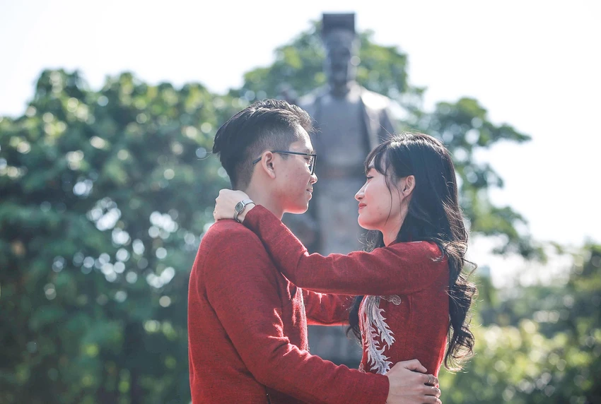 Thành đoàn Hà Nội bắt đầu nhận đơn đăng ký của các bạn trẻ từ giữa tháng 9. Để được lựa chọn, các đôi phải là đoàn viên, thanh niên sinh hoạt đoàn tại địa phương, cơ quan, đơn vị; có thể đã đăng ký kết hôn tuy nhiên chưa tổ chức được lễ cưới do ảnh hưởng bởi COVID-19. Khi được chọn, các đôi cần cam kết không được tổ chức lễ cưới nhiều lần, linh đình, mời quá 300 khách và một số nội dung khác theo Chỉ thị số 11. Thành đoàn Hà Nội bắt đầu nhận đơn đăng ký của các bạn trẻ từ giữa tháng 9. Để được lựa chọn, các đôi phải là đoàn viên, thanh niên sinh hoạt đoàn tại địa phương, cơ quan, đơn vị; có thể đã đăng ký kết hôn tuy nhiên chưa tổ chức được lễ cưới do ảnh hưởng bởi COVID-19. Khi được chọn, các đôi cần cam kết không được tổ chức lễ cưới nhiều lần, linh đình, mời quá 300 khách và một số nội dung khác theo Chỉ thị số 11.