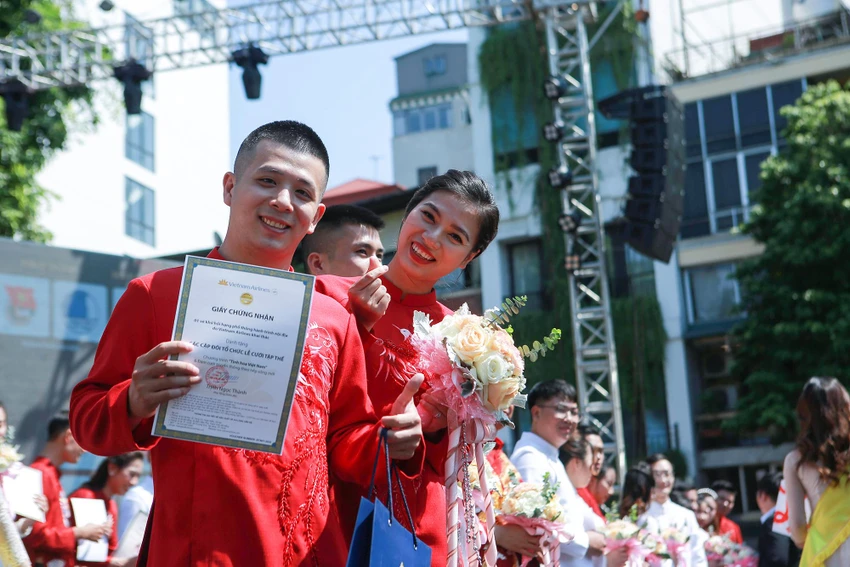 Sau nghi lễ dâng hương và dâng bánh, tại sân khấu chính của chương trình, đại diện các nhà tài trợ trao tặng nhẫn cưới cho 18 cặp đôi, đồng thời các cặp đôi tham gia hoạt động chụp ảnh cưới xung quanh khu vực Hồ Hoàn Kiếm. Sau nghi lễ dâng hương và dâng bánh, tại sân khấu chính của chương trình, đại diện các nhà tài trợ trao tặng nhẫn cưới cho 18 cặp đôi, đồng thời các cặp đôi tham gia hoạt động chụp ảnh cưới xung quanh khu vực Hồ Hoàn Kiếm.