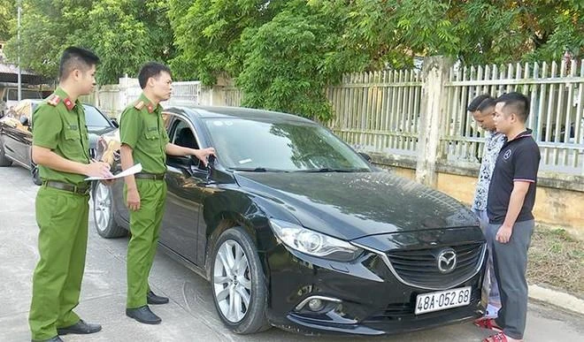 Hai nghi phạm cùng tang vật. Ảnh CACC Hai nghi phạm cùng tang vật. Ảnh CACC