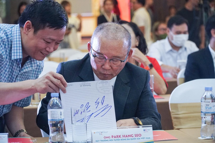Nhiều người chạy đến xin chữ ký của vị HLV trưởng đội tuyển Việt Nam. Nhiều người chạy đến xin chữ ký của vị HLV trưởng đội tuyển Việt Nam.