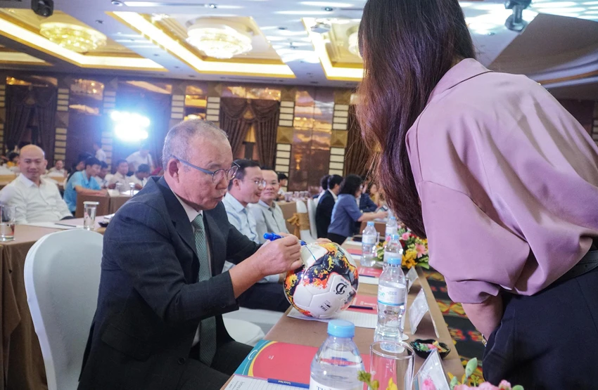 Trước đó, ngày 17-10, VFF và HLV đội tuyển Việt Nam – ông Park Hang-seo đã thống nhất về việc chấm dứt hợp đồng giữa hai bên vào ngày 31-1-2023, sau hơn năm năm gắn bó. Trước đó, ngày 17-10, VFF và HLV đội tuyển Việt Nam – ông Park Hang-seo đã thống nhất về việc chấm dứt hợp đồng giữa hai bên vào ngày 31-1-2023, sau hơn năm năm gắn bó.