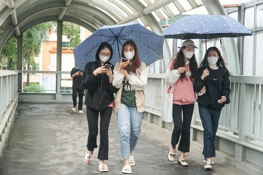Dưới nền nhiệt độ thấp, những trang phục mùa đông hiện giờ ở Hà Nội đã trở nên phổ biến.