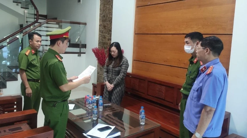 Cơ quan điều tra thi hành Lệnh bắt bị can Trịnh Thu Trang. Ảnh: CACC Cơ quan điều tra thi hành Lệnh bắt bị can Trịnh Thu Trang. Ảnh: CACC
