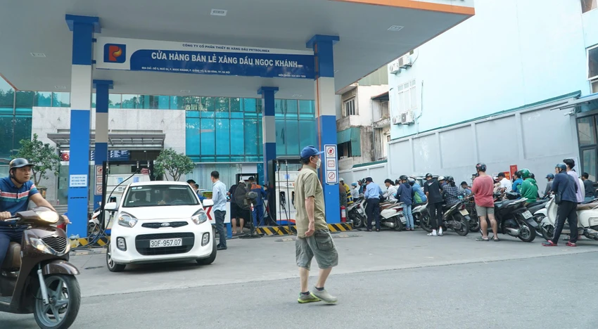 Chiều 4-11, ghi nhận tại một cây xăng nằm trên địa bàn quận Ba Đình, TP Hà Nội lượng người dân tới đây đổ xăng khá đông. Chiều 4-11, ghi nhận tại một cây xăng nằm trên địa bàn quận Ba Đình, TP Hà Nội lượng người dân tới đây đổ xăng khá đông.