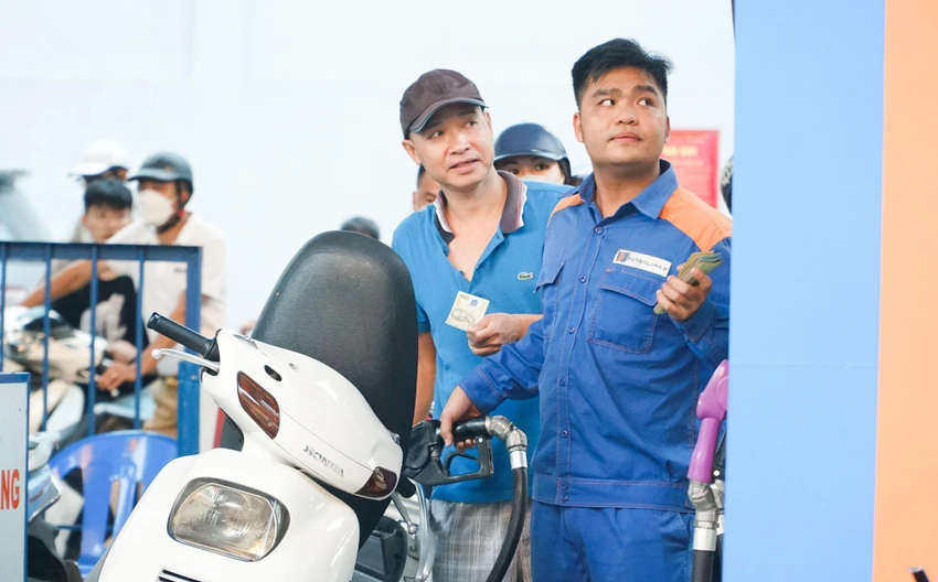 Nhân viên cửa hàng cho biết, do lượng xăng của cửa hàng hạn chế nên vài ngày nay cửa hàng này chỉ bán cho khách đi xe máy tối đa 50.000 đồng và 500.000 đồng cho khách đi ô tô. Nhân viên cửa hàng cho biết, do lượng xăng của cửa hàng hạn chế nên vài ngày nay cửa hàng này chỉ bán cho khách đi xe máy tối đa 50.000 đồng và 500.000 đồng cho khách đi ô tô.