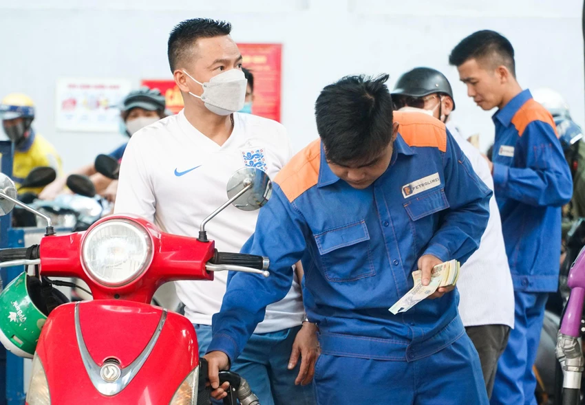 Chiều 1-12, giá xăng dầu được điều chỉnh giảm. Ảnh: PHI HÙNG Chiều 1-12, giá xăng dầu được điều chỉnh giảm. Ảnh: PHI HÙNG