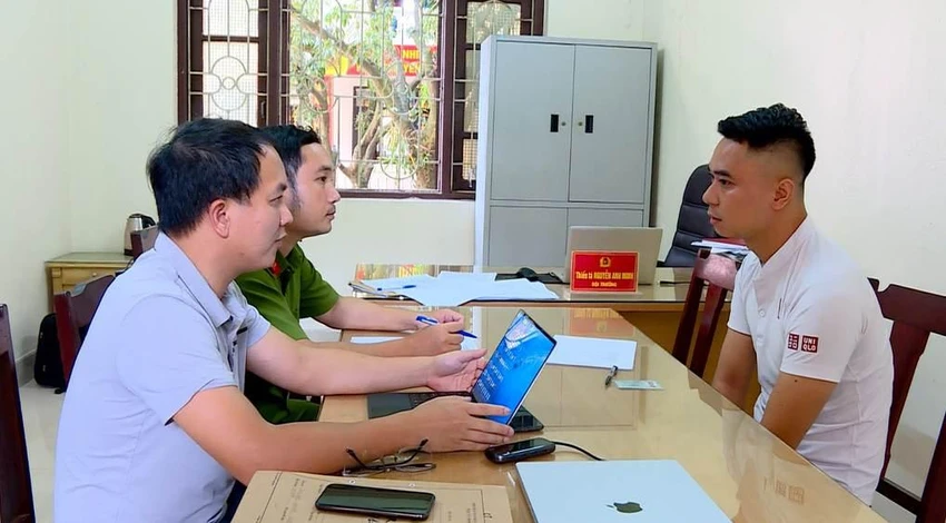 Công an xác định Nguyễn Duy Tùng (phải) là người cầm đầu đường dây đánh bạc qua mạng. Ảnh CACC Công an xác định Nguyễn Duy Tùng (phải) là người cầm đầu đường dây đánh bạc qua mạng. Ảnh CACC
