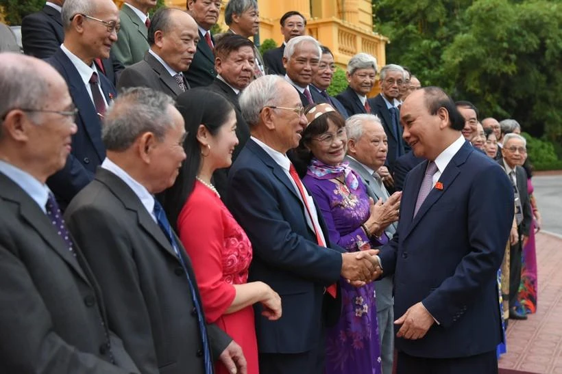 Chủ tịch nước Nguyễn Xuân Phúc chúc mừng cựu giáo chức nhân kỷ niệm 40 năm ngày Nhà giáo Việt Nam hôm 15-11. Ảnh CTV Chủ tịch nước Nguyễn Xuân Phúc chúc mừng cựu giáo chức nhân kỷ niệm 40 năm ngày Nhà giáo Việt Nam hôm 15-11. Ảnh CTV