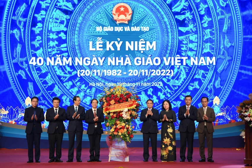 Thủ tướng tặng hoa chúc mừng ngành Giáo dục nhân dịp này. Ảnh CTV Thủ tướng tặng hoa chúc mừng ngành Giáo dục nhân dịp này. Ảnh CTV