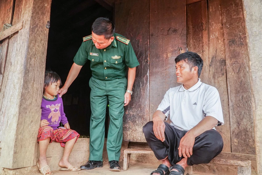 Bộ đội biên phòng cửa khẩu Lóng Sập tới thăm gia đình ông Mùa A Páo. Ảnh: PHI HÙNG Bộ đội biên phòng cửa khẩu Lóng Sập tới thăm gia đình ông Mùa A Páo