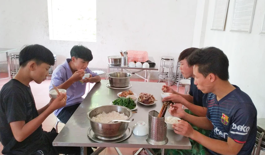 Hai em Tòng và Nụ (tay trái) được Đồn biên phòng Cửa khẩu Lóng Sập nhận nuôi đã vài năm nay. Ảnh: PHI HÙNG Hai em Tòng và Nụ (tay trái) được Đồn biên phòng Cửa khẩu Lóng Sập nhận nuôi đã vài năm nay. Ảnh: PHI HÙNG