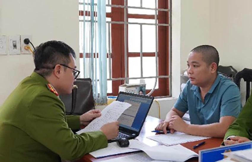 Bị can Bùi Xuân Dinh tại cơ quan công an. Ảnh: CTV