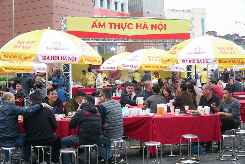 Theo đại diện ban tổ chức, mỗi du khách khi đến với lễ hội năm nay đều sẽ cảm nhận được một Hà Nội luôn giữ trọn những nét giá trị truyền thống đồng thời cũng luôn vươn mình đổi mới và sáng tạo, song song đó là một Bia Hà Nội luôn gìn giữ những giá trị tinh hoa của Thủ đô nhưng cũng không ngừng nâng tầm để hòa nhập với thời đại và gần gũi với các thế hệ. Theo đại diện ban tổ chức, mỗi du khách khi đến với lễ hội năm nay đều sẽ cảm nhận được một Hà Nội luôn giữ trọn những nét giá trị truyền thống đồng thời cũng luôn vươn mình đổi mới và sáng tạo, song song đó là một Bia Hà Nội luôn gìn giữ những giá trị tinh hoa của Thủ đô nhưng cũng không ngừng nâng tầm để hòa nhập với thời đại và gần gũi với các thế hệ.