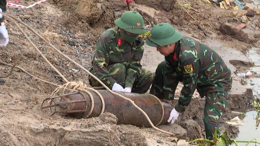 Quả bom nặng hơn 100kg được xác định từ thời chiến tranh. Ảnh CTV