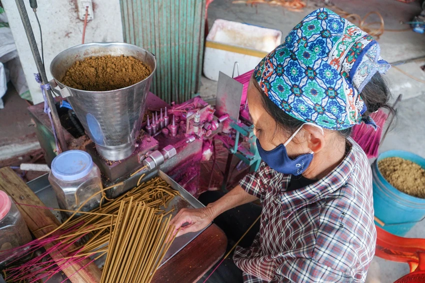 Trước kia, ở làng hương Quảng Phú Cầu, việc làm hương hoàn toàn thủ công nên khá vất vả. Nhưng hiện nay công đoạn se hương đều được sử dụng máy móc hiện đại nên sản phẩm hương bóng đẹp và hiệu quả cao. Tính trung bình một người có thể làm được từ 15-20 kg hương mỗi ngày. Trước kia, ở làng hương Quảng Phú Cầu, việc làm hương hoàn toàn thủ công nên khá vất vả. Nhưng hiện nay công đoạn se hương đều được sử dụng máy móc hiện đại nên sản phẩm hương bóng đẹp và hiệu quả cao. Tính trung bình một người có thể làm được từ 15-20 kg hương mỗi ngày.