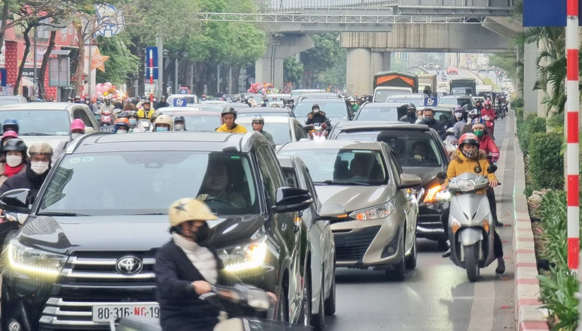 Gần đó là đường Nguyễn Trãi, nhiều đoạn giao thông cũng nhích từng chút một. Gần đó là đường Nguyễn Trãi, nhiều đoạn giao thông cũng nhích từng chút một.