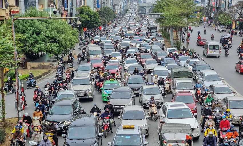 Tại khu vực Ngã Tư Sở, dòng phương tiền cũng chen chúc trở lại Thủ đô. Tại khu vực Ngã Tư Sở, dòng phương tiền cũng chen chúc trở lại Thủ đô.