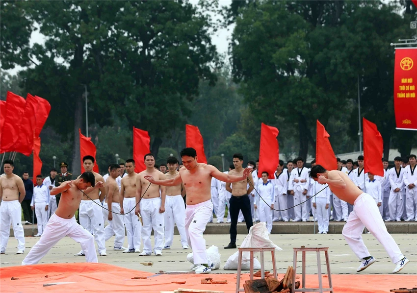 Những màn biểu diễn võ thuật đẹp mắt, công phu thể hiện khí thế và sự trưởng thành, lớn mạnh của lực lượng Cảnh vệ CAND. Ảnh BCA Những màn biểu diễn võ thuật đẹp mắt, công phu thể hiện khí thế và sự trưởng thành, lớn mạnh của lực lượng Cảnh vệ CAND. Ảnh BCA