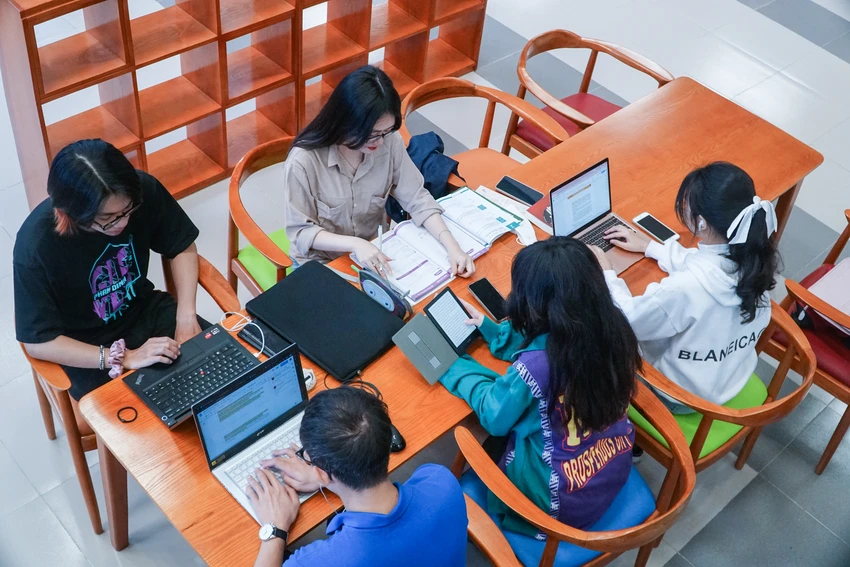 Bộ GD&ĐT đang xin ý kiến của các bộ ngành liên quan để ban hành hướng dẫn chung về việc thực hiện Nghị quyết 165/NQ-CP của Chính phủ. Ảnh: PHI HÙNG Bộ GD&ĐT đang xin ý kiến của các bộ ngành liên quan để ban hành hướng dẫn chung về việc thực hiện Nghị quyết 165/NQ-CP của Chính phủ. Ảnh: PHI HÙNG