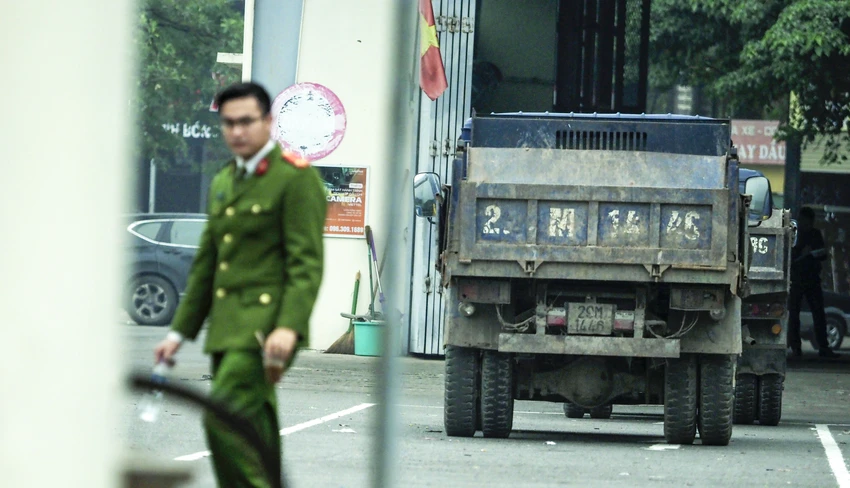 Phía bên trong, lực lượng chức năng đang khám xét. Thông tin ban đầu, Cơ quan Cảnh sát điều tra Công an TP.HCM đang phối hợp với các lực lượng chức năng của Bộ Công an khám xét trạm đăng kiểm này. Phía bên trong, lực lượng chức năng đang khám xét. Thông tin ban đầu, Cơ quan Cảnh sát điều tra Công an TP.HCM đang phối hợp với các lực lượng chức năng của Bộ Công an khám xét trạm đăng kiểm này.