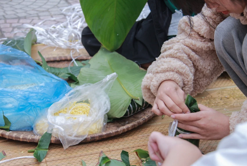 Dưới sự chỉ dẫn của các thầy cô giáo, những chiếc bánh được dần hoàn thiện. Bánh sẽ được gửi đến các em học sinh của nhà trường có hoàn cảnh gia đình khó khăn. Đây là việc làm hết sức ý nghĩa và thiết thực. Dưới sự chỉ dẫn của các thầy cô giáo, những chiếc bánh được dần hoàn thiện. Bánh sẽ được gửi đến các em học sinh của nhà trường có hoàn cảnh gia đình khó khăn. Đây là việc làm hết sức ý nghĩa và thiết thực.