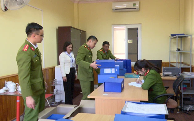 Cơ quan chức năng khám xét, thu giữ nhiều tài liệu trong vụ án. Ảnh: CACC Cơ quan chức năng khám xét, thu giữ nhiều tài liệu trong vụ án. Ảnh: CACC