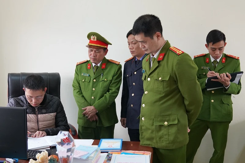 Công an khám xét nơi làm việc của ông Trịnh Thành Công, Giám đốc Trung tâm Đăng kiểm 28-01S. Ảnh: CACC Công an khám xét nơi làm việc của ông Trịnh Thành Công, Giám đốc Trung tâm Đăng kiểm 28-01S. Ảnh: CACC