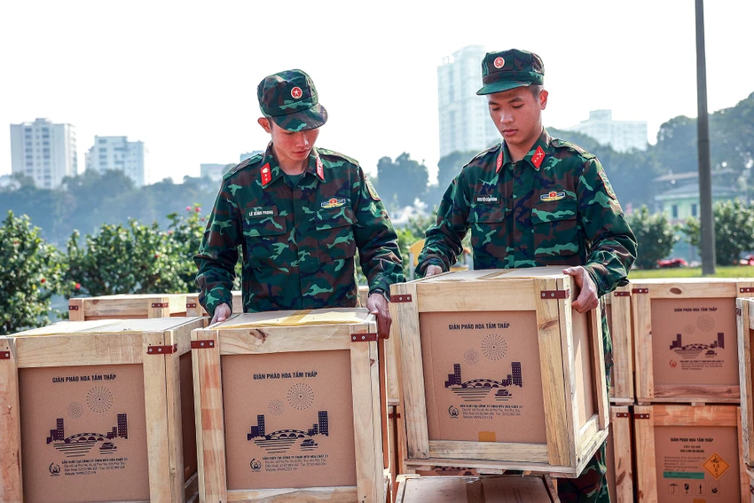 Theo đó, ở từng khung giờ chính xác đến từng giây sẽ có những màn bắn pháo hoa được chuẩn bị sẵn. Theo đó, ở từng khung giờ chính xác đến từng giây sẽ có những màn bắn pháo hoa được chuẩn bị sẵn.