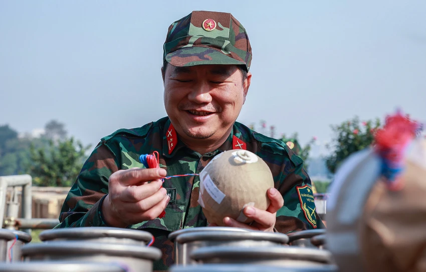 Trong đó có 4 điểm pháo hoa tầm cao - hỏa thuật, 3 điểm pháo hoa tầm cao - tầm thấp và 24 điểm tầm thấp... Hiện tất cả các trận địa pháo hoa ở Hà Nội đã sẵn sàng phục vụ nhân dân vào đêm giao thừa. Trong đó có 4 điểm pháo hoa tầm cao - hỏa thuật, 3 điểm pháo hoa tầm cao - tầm thấp và 24 điểm tầm thấp... Hiện tất cả các trận địa pháo hoa ở Hà Nội đã sẵn sàng phục vụ nhân dân vào đêm giao thừa.