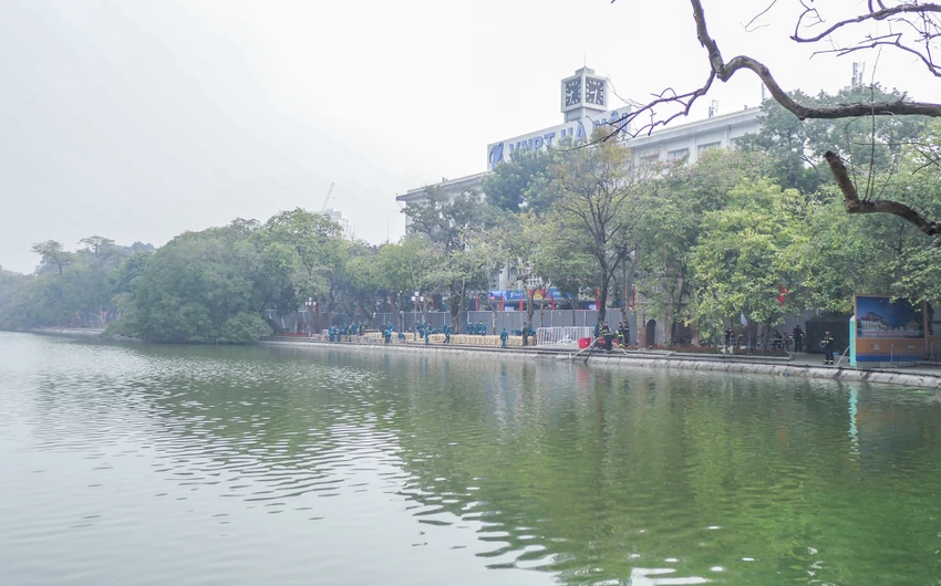 Ngày 21-1, ghi nhận của phóng viên, một số địa điểm pháo hoa ở Hà Nội như Hồ Gươm, hồ Ngọc Khánh, Công viên Thống Nhất… được lực lượng chức năng lắp đặt kỹ lưỡng. Ngày 21-1, ghi nhận của phóng viên, một số địa điểm pháo hoa ở Hà Nội như Hồ Gươm, hồ Ngọc Khánh, Công viên Thống Nhất… được lực lượng chức năng lắp đặt kỹ lưỡng.