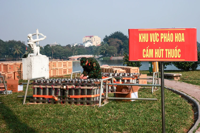 Còn đây là hình ảnh cán bộ, chiến sĩ Ban Chỉ huy quân sự quận Hai Bà Trưng triển khai lắp đặt pháo hoa tại khu vực Công viên Thống Nhất. Còn đây là hình ảnh cán bộ, chiến sĩ Ban Chỉ huy quân sự quận Hai Bà Trưng triển khai lắp đặt pháo hoa tại khu vực Công viên Thống Nhất.