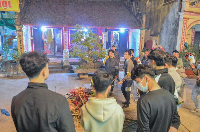 Xin lửa đêm giao thừa là phong tục truyền thống lâu đời của người dân nơi đây. Xin lửa đêm giao thừa là phong tục truyền thống lâu đời của người dân nơi đây.