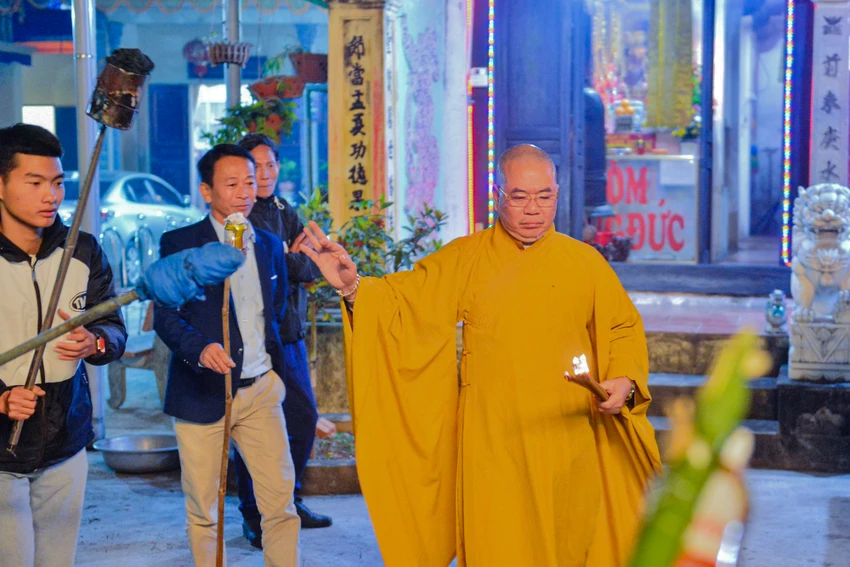 Sau tiếng chuông báo hiệu khoảnh khắc giao thừa, trụ trì chùa Đào Lạng sẽ xin lửa từ trên bàn thờ Thánh rồi mang ra sân, châm vào đống củi đã chuẩn bị sẵn để bắt đầu lễ xin lửa. Sau tiếng chuông báo hiệu khoảnh khắc giao thừa, trụ trì chùa Đào Lạng sẽ xin lửa từ trên bàn thờ Thánh rồi mang ra sân, châm vào đống củi đã chuẩn bị sẵn để bắt đầu lễ xin lửa.