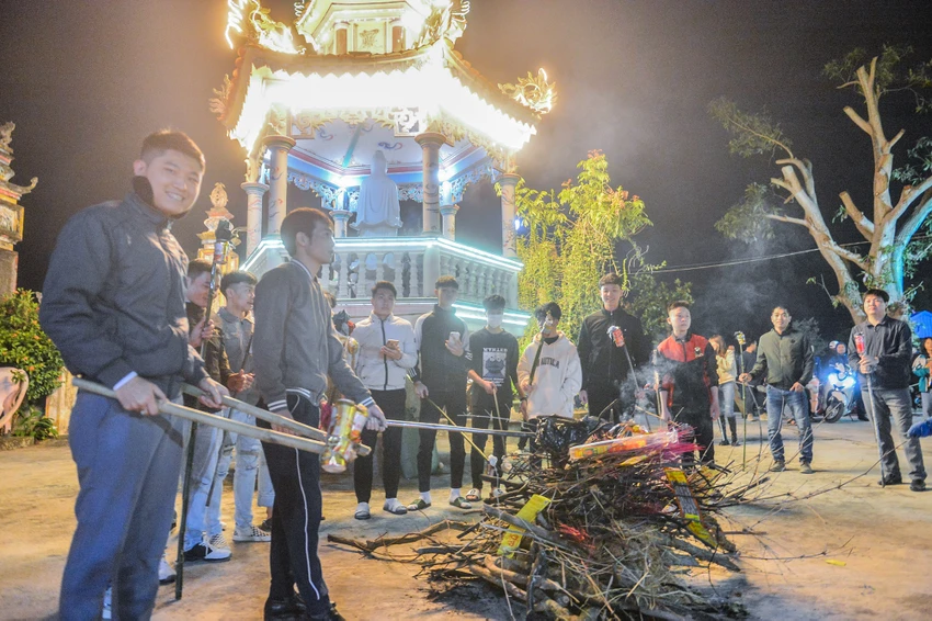 Chuẩn bị đến giao thừa, nhiều người dân tập trung trước sân chùa để sẵn sàng cho cuộc rước lửa. Chuẩn bị đến giao thừa, nhiều người dân tập trung trước sân chùa để sẵn sàng cho cuộc rước lửa.