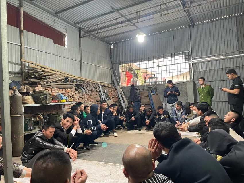 Thời điểm công an bắt quả tang các con bạc. Ảnh: CACC Thời điểm công an bắt quả tang các con bạc. Ảnh: CACC