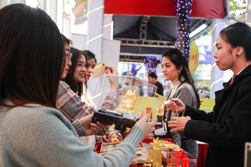Nhiều doanh nghiệp cho hay, lượng người dân mua vàng năm nay đã tăng so với năm 2022. Nhiều doanh nghiệp cho hay, lượng người dân mua vàng năm nay đã tăng so với năm 2022.