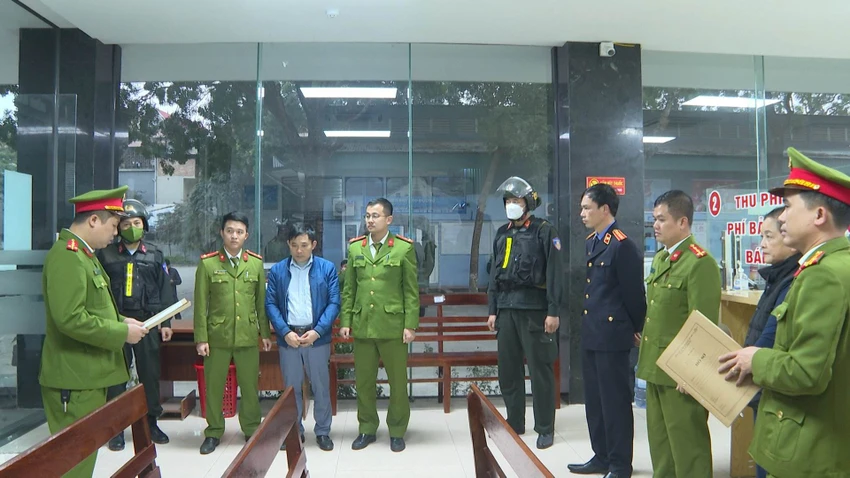 GĐ Phùng Mạnh Duẩn (đứng giữa) tại thời điểm nghe các cơ quan chức năng đọc các quyết định tố tụng. Ảnh CACC