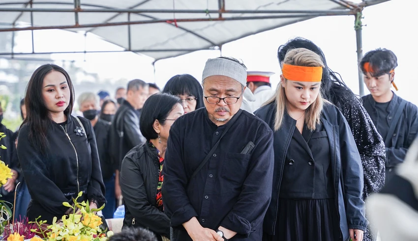 NSND Đặng Thái Sơn (khăn trắng) lặng người bên phần mộ của mẹ.