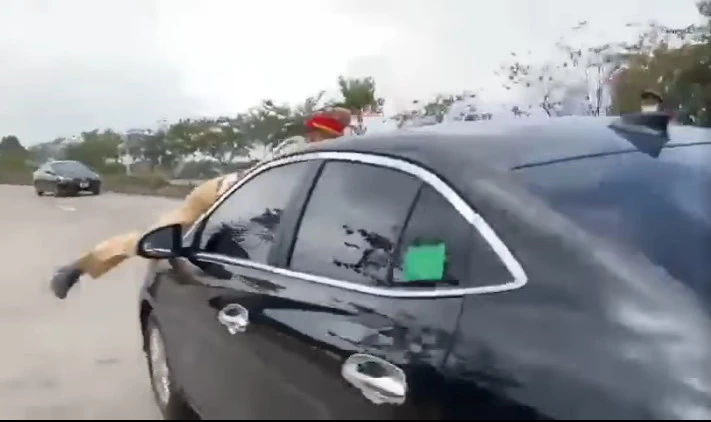 Công an huyện Vĩnh Tường đã ra lệnh giữ người trong trường hợp khẩn cấp đối với ông L về hành vi chống người thi hành công vụ. Ảnh cắt từ clip. Công an huyện Vĩnh Tường đã ra lệnh giữ người trong trường hợp khẩn cấp đối với ông L về hành vi chống người thi hành công vụ. Ảnh cắt từ clip.